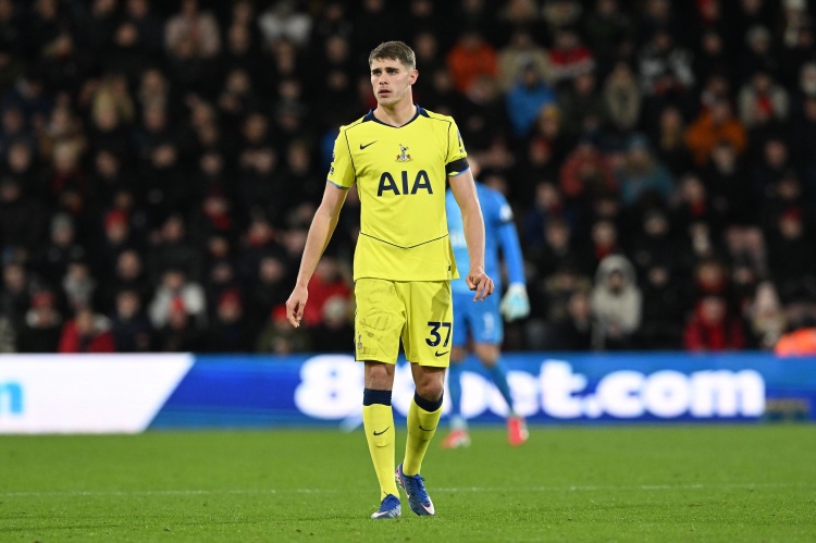 开云体育-每体：范德芬符合巴萨寻找的后卫类型，球员市场估值6500万欧