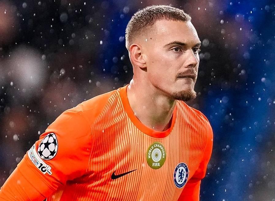 开云网页版-约恩森无视詹姆斯呼唤准备直接离场，但被桑切斯拦住并喊去谢场